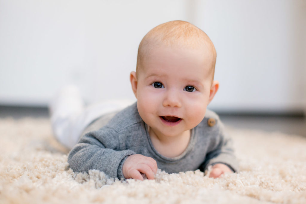 Baby auf dem Teppich