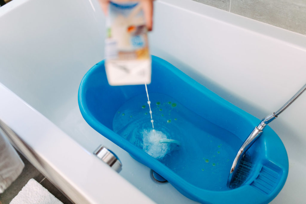 Babybadewanne mit Milch