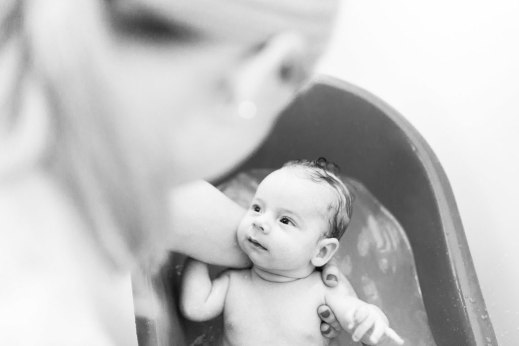 Babybaden in Milchwasser