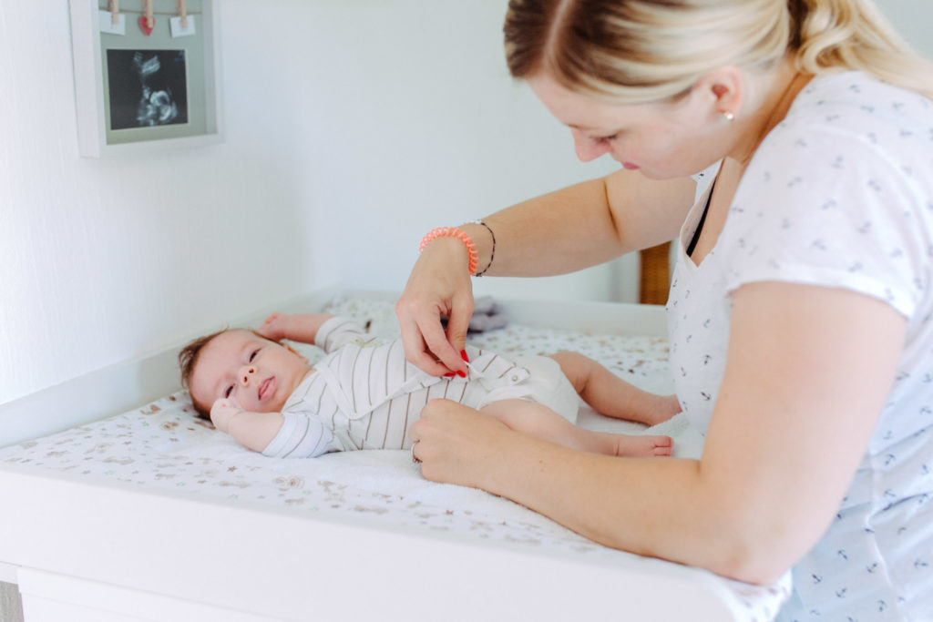 Baby anziehen auf dem Wickeltisch