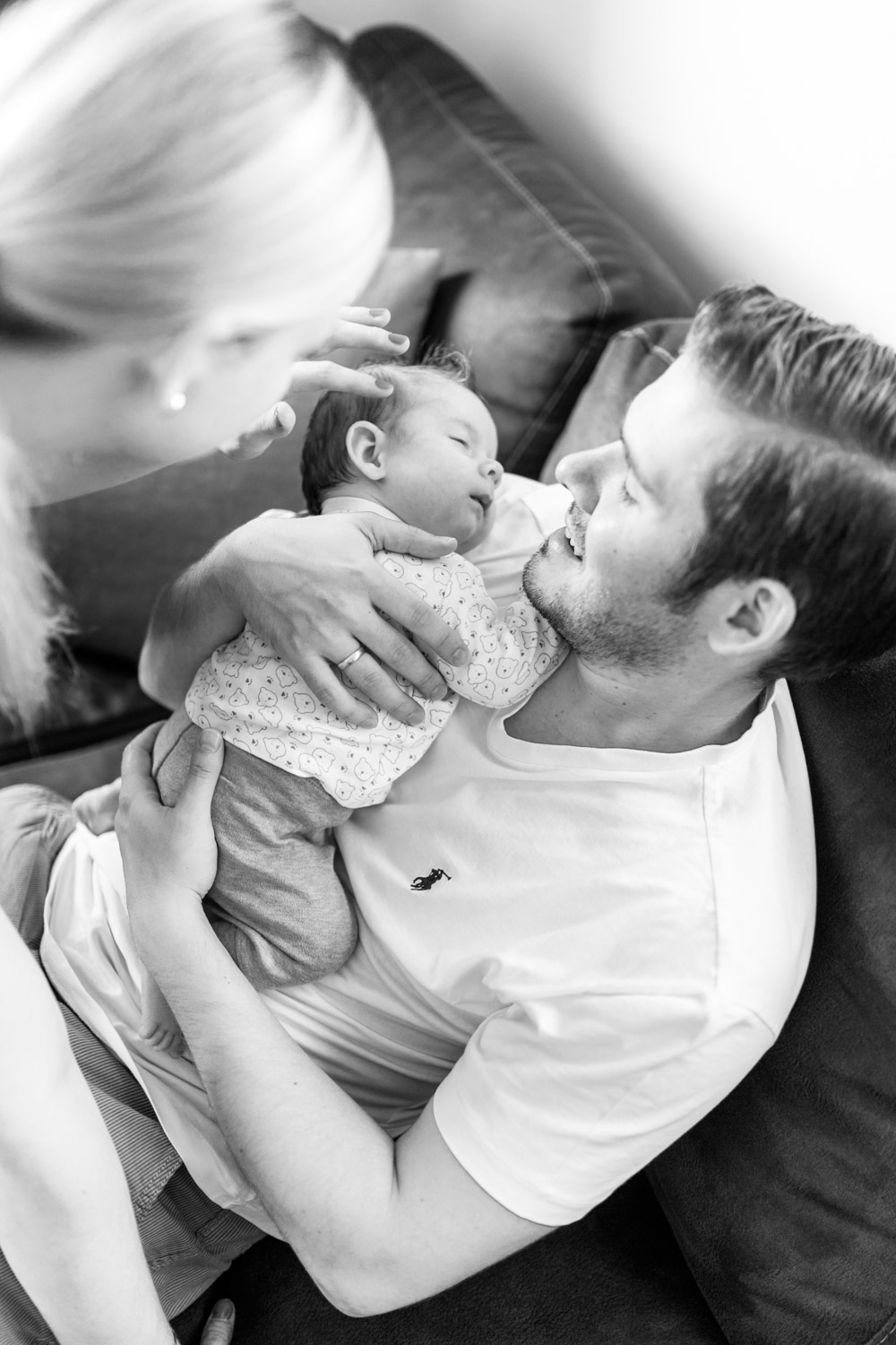 Baby kuschelt auf Papas arm