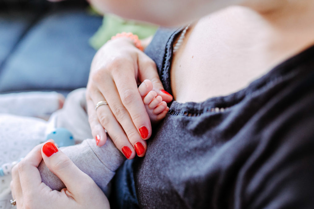 Babyfuß in Mamas Hand