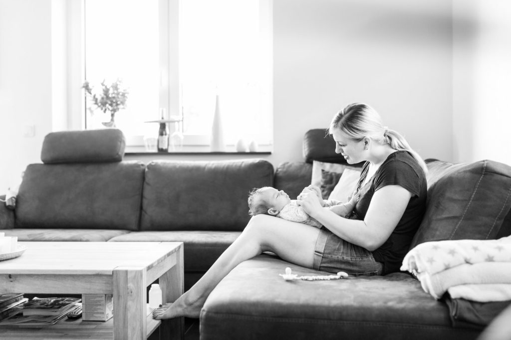 Familienreportage zuhause auf dem Sofa