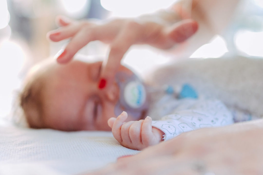 Baby mit Schnuller auf dem Mund