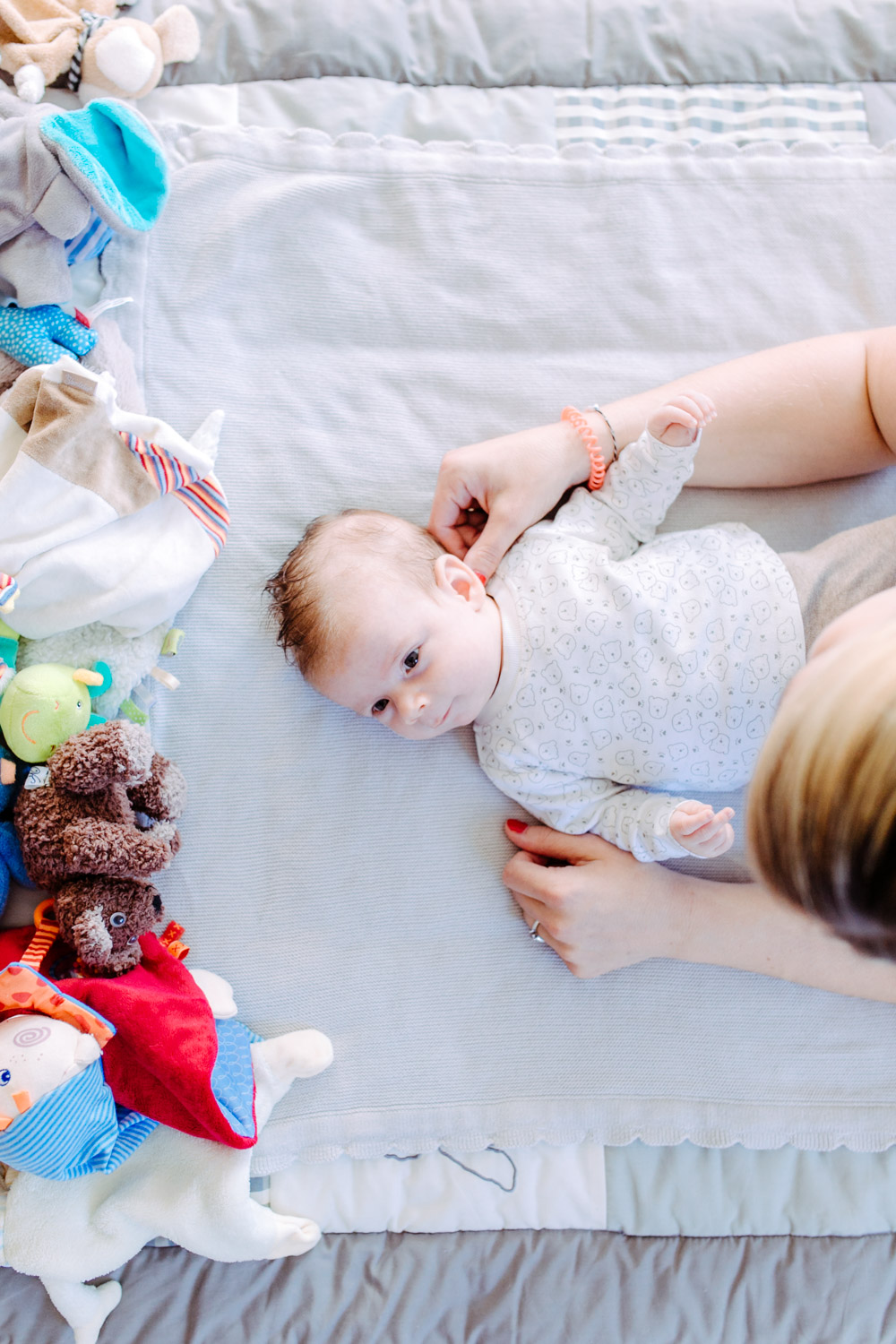 Baby auf der Kabbeldecke Familienreportage