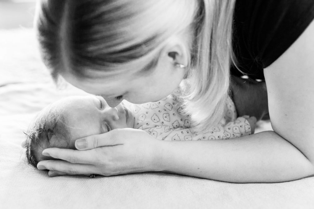 Mama und Baby Kuscheln Nase an Nase