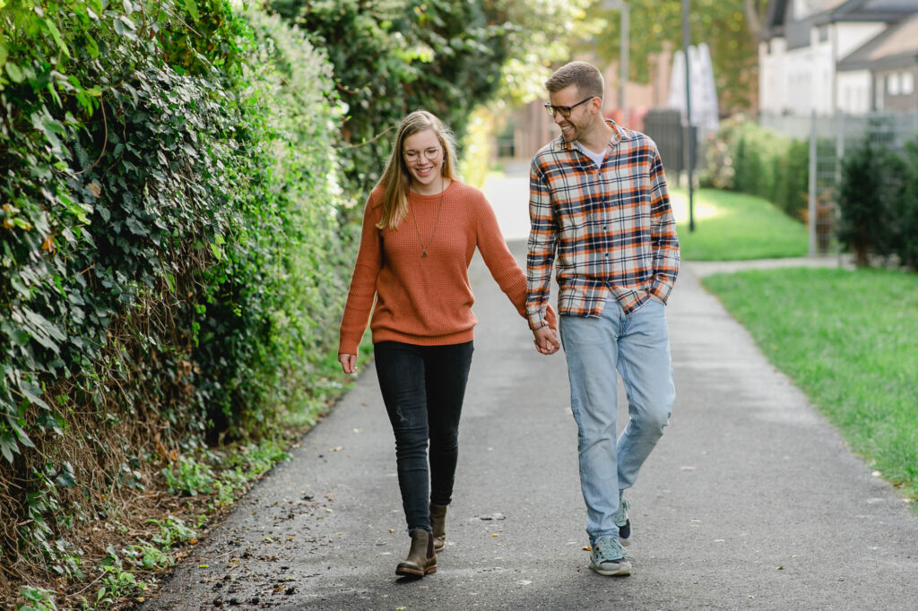 Mann und Frau laufen Hand in Hand.