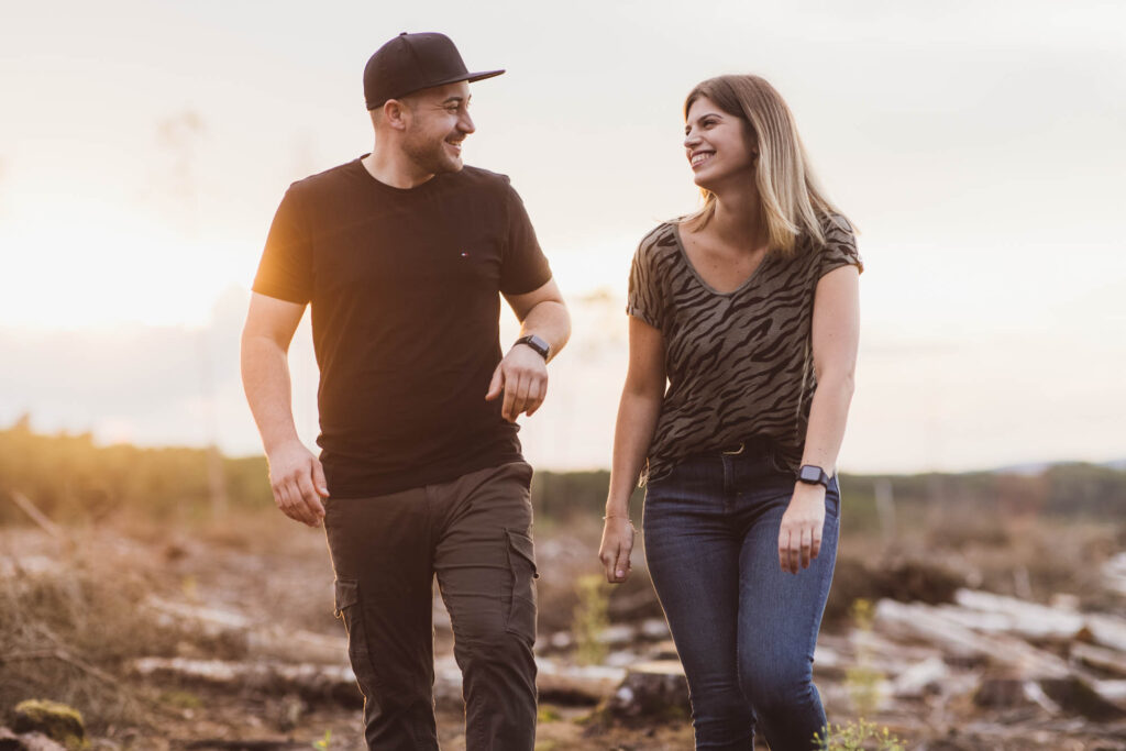 Mann und Frau lachen. Sonnenuntergang.